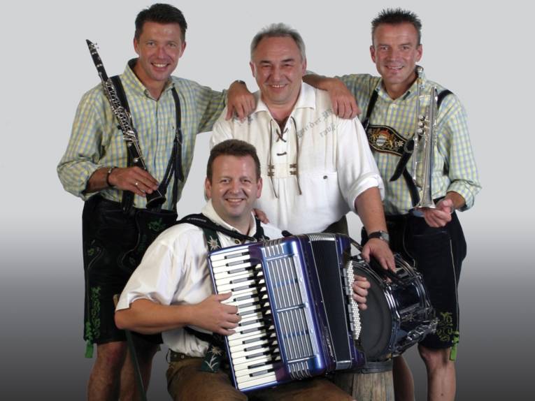 Vier Männer mit Instrumenten. 