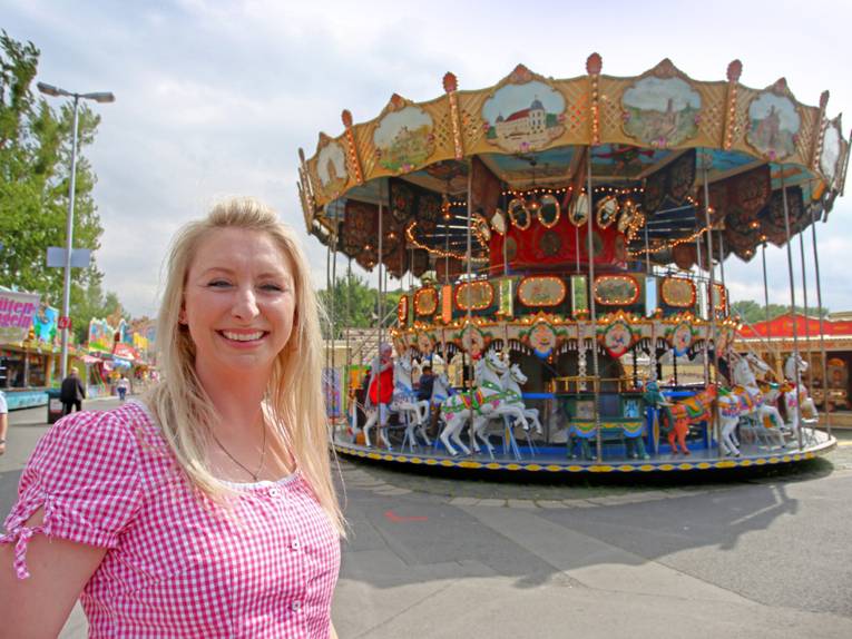 Frau vor einem Etagenkarussell. 