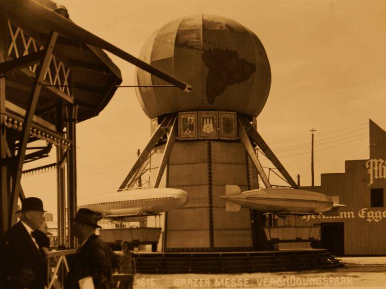 Alte Aufnahme, die ein Fahrgeschäft zeigt.