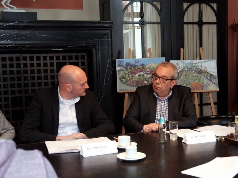 Zwei Männer an einem Tisch. 