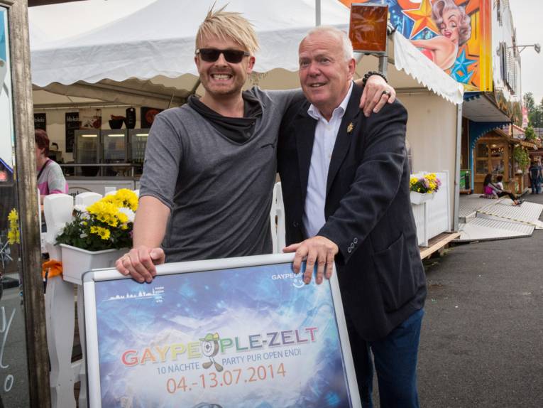 Zwei Männer mit Plakat. 