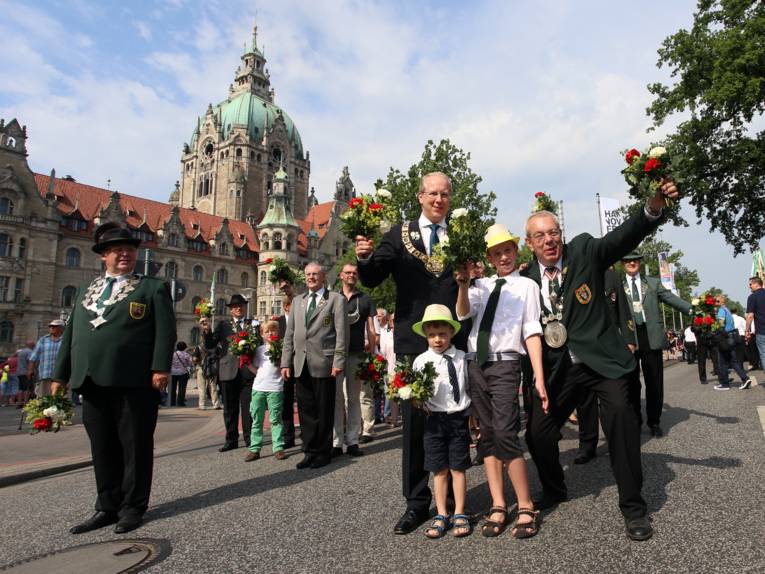 Menschen vor einem Rathaus. 
