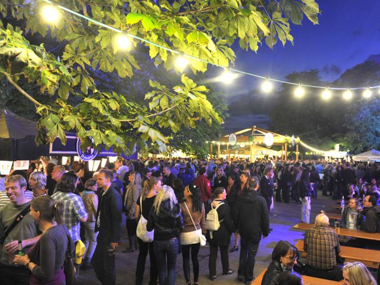 Löwenbastion voller Menschen.