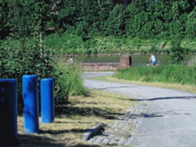 Blaue Pfäle am Wegrand als Markierung für den grünen Ring