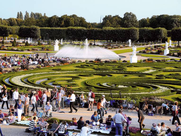 Stelzenläufer und Menschen im Großen Garten