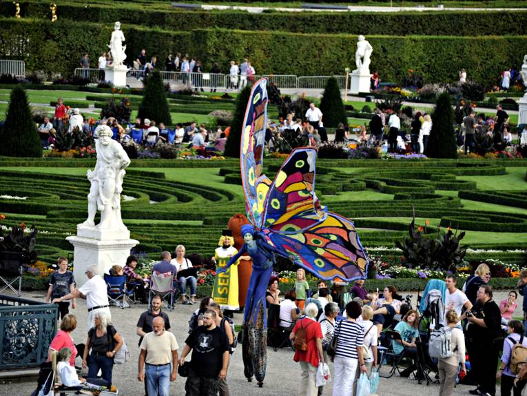 Stelzenläufer und Menschen im Großen Garten