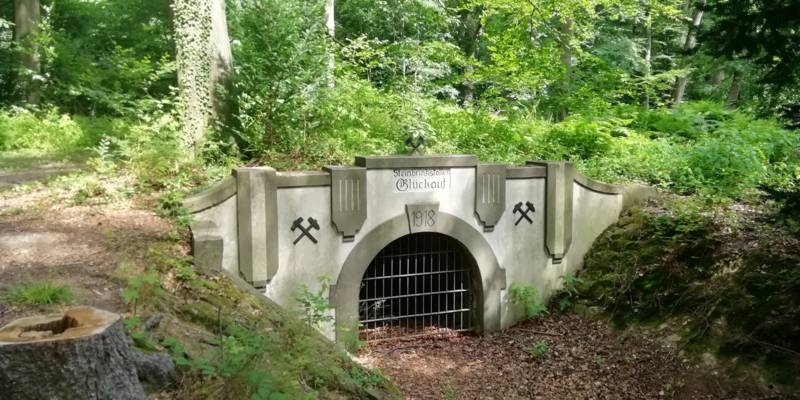 Der Eingang zu einem ehemaligen Stollen in einem Waldgebiet