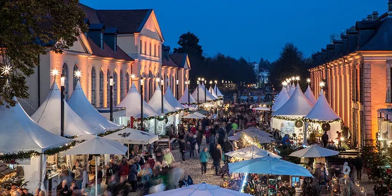 Kraampjes voor kerst tussen de galerie en de oranjerie