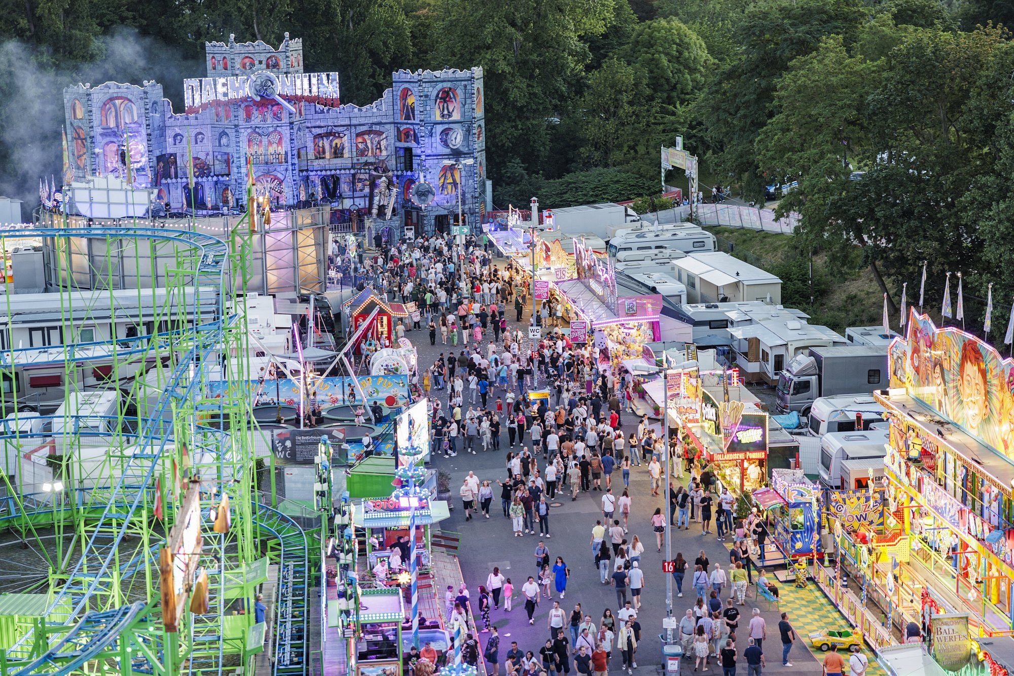 Es handelt sich um ein Bild vom Sch&uuml;tzenfest Hannover von oben. Es befinden sich auf der rechten und linken Seite Fahrgesch&auml;fte wie Karussells und in der Mitte Menschenmengen.